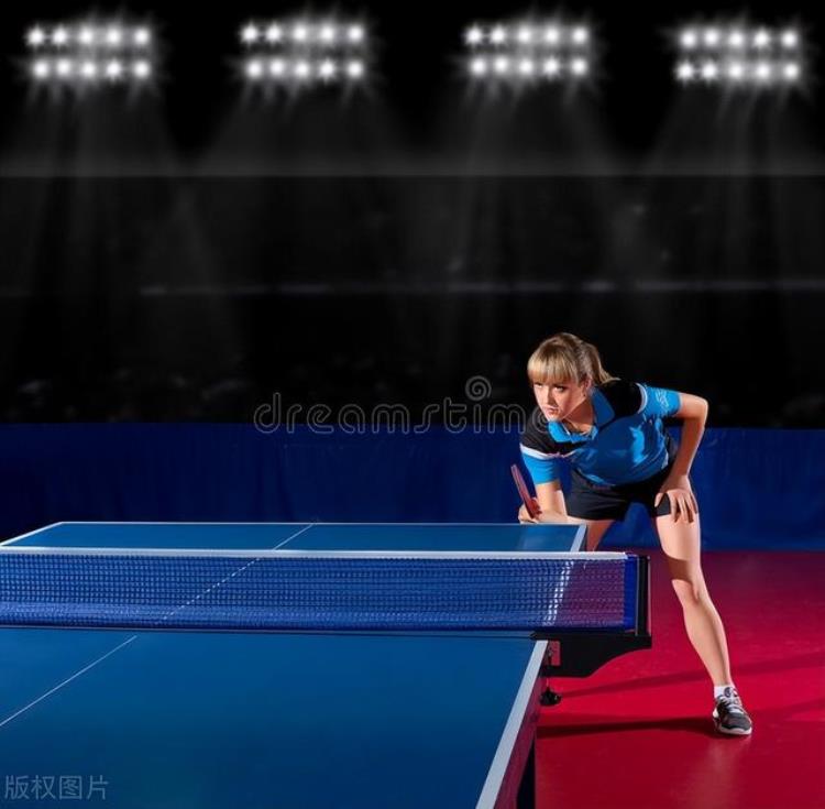 乒乓球打球正确姿势「乐哉乒乓一起打球6打球时的基本站姿你标准吗」