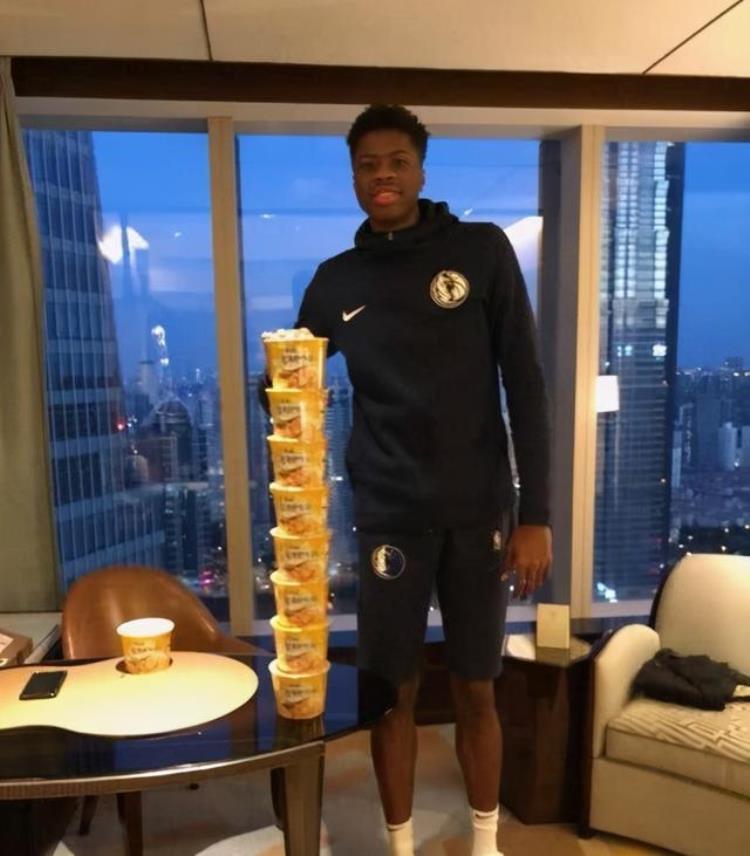 NBA隐藏的大胃王书豪直播吃4张披萨库里飞机餐吃队友2倍