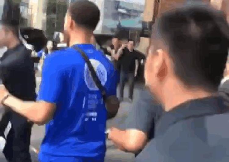 库里的小学生行为「库里中国行和球迷这次互动获赞球迷小学生不遵守规矩」