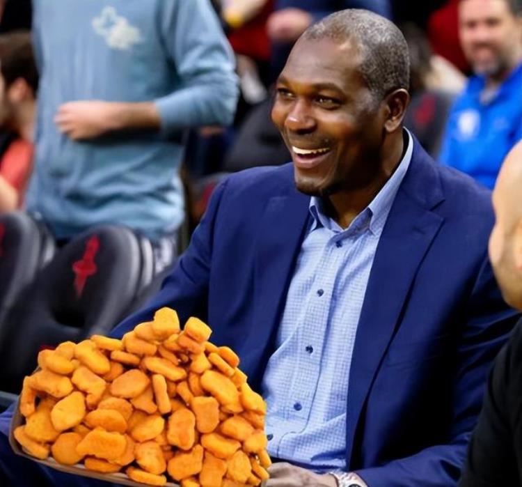 NBA超级大吃货字母弟一顿狂炫9桶泡面奥尼尔5分钟吃36根热狗