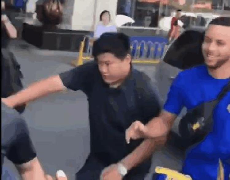 库里的小学生行为「库里中国行和球迷这次互动获赞球迷小学生不遵守规矩」