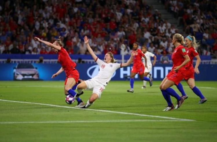 裁判送点不进英格兰女足输球输人无缘世界杯决赛球员倒地痛哭