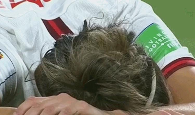 裁判送点不进英格兰女足输球输人无缘世界杯决赛球员倒地痛哭