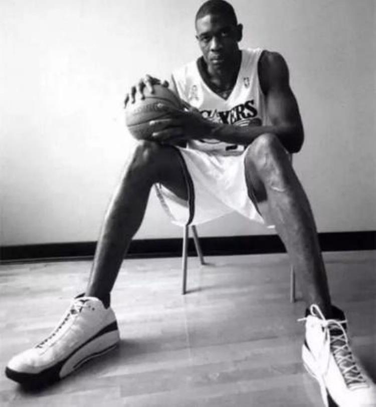 姚明穿多大码的球鞋「NBA巨人50码鞋都嫌小姚明54码还算小最大的脚要穿近60码」
