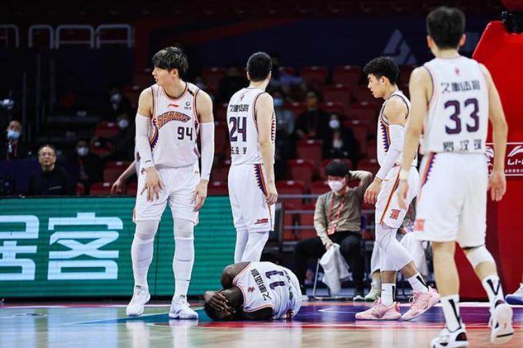 上海大手笔签约NBA超级新星驰骋加盟阵容升级李春江志在夺冠