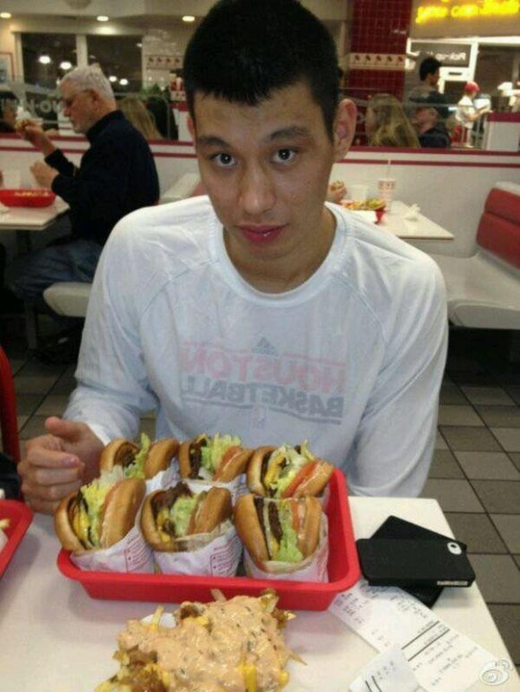 NBA隐藏的大胃王书豪直播吃4张披萨库里飞机餐吃队友2倍