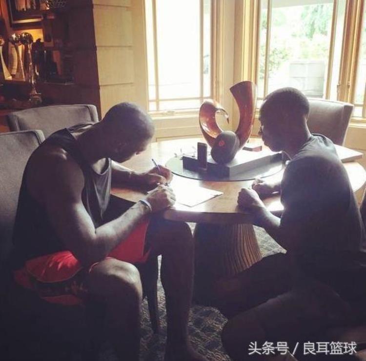 NBA球员晒自己签合同时的照片地点搞笑能认全的不多