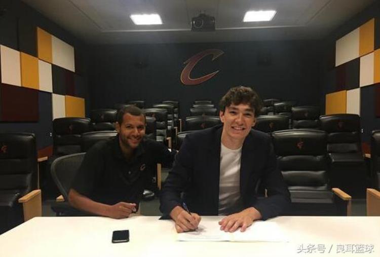 NBA球员晒自己签合同时的照片地点搞笑能认全的不多