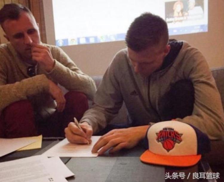 NBA球员晒自己签合同时的照片地点搞笑能认全的不多
