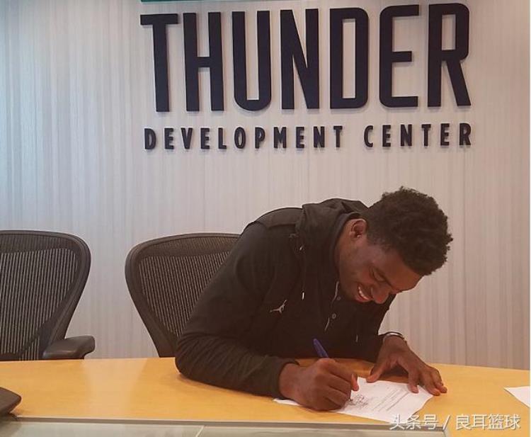 NBA球员晒自己签合同时的照片地点搞笑能认全的不多