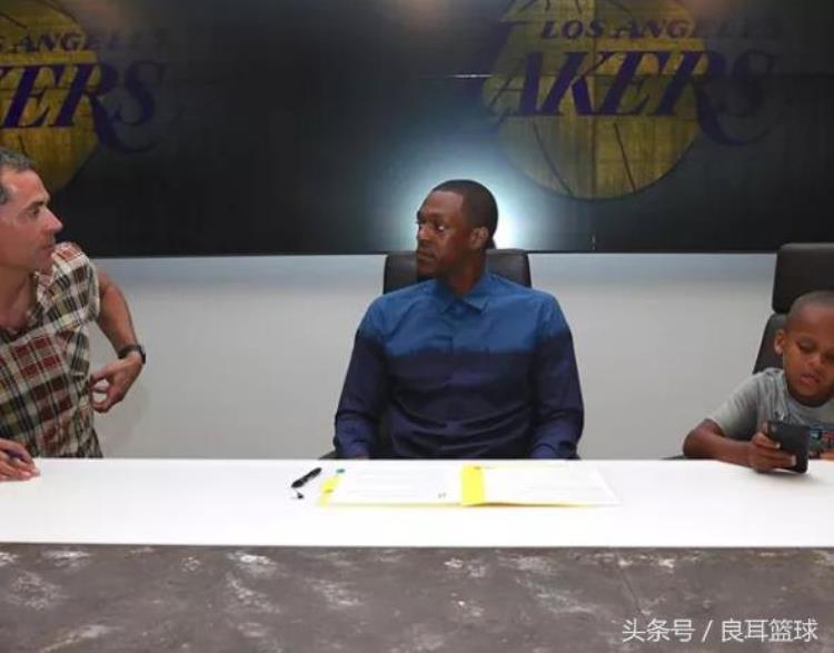 NBA球员晒自己签合同时的照片地点搞笑能认全的不多