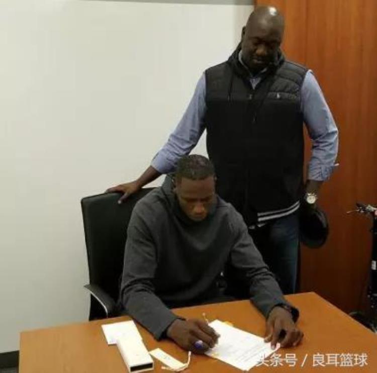 NBA球员晒自己签合同时的照片地点搞笑能认全的不多