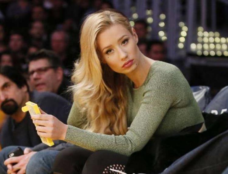 NBA再现黑白配球迷视她为红颜祸水曾是尼克杨前任如今回归