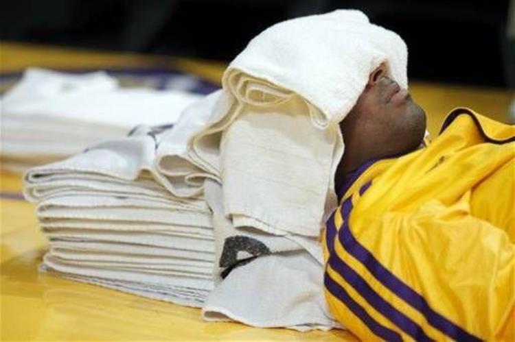 打球太累了在场边睡一觉卡曼6犯下场睡觉科比也曾打盹