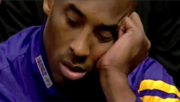 打球太累了在场边睡一觉卡曼6犯下场睡觉科比也曾打盹