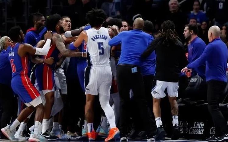 nba斗殴奥本山宫殿事件「NBA大规模冲突球员互殴5人被驱逐奥本山冲突重演」