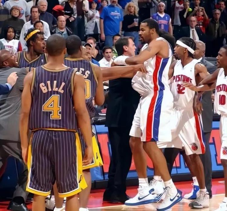 nba斗殴奥本山宫殿事件「NBA大规模冲突球员互殴5人被驱逐奥本山冲突重演」