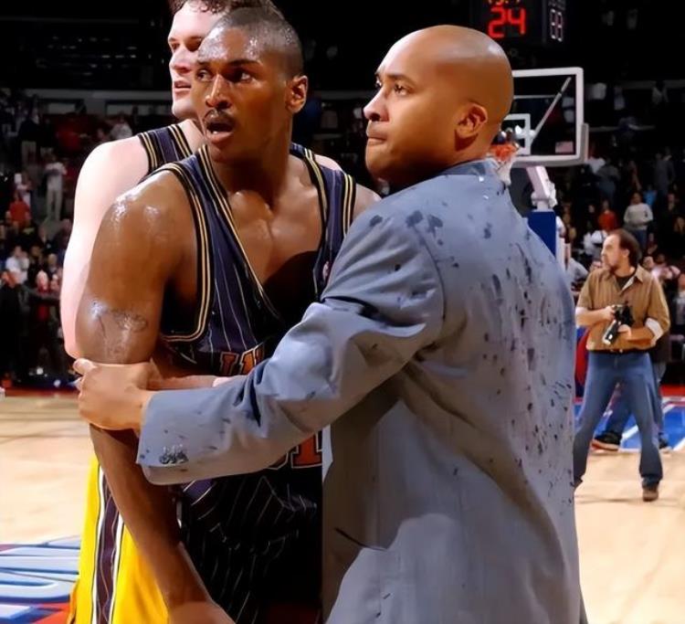 nba斗殴奥本山宫殿事件「NBA大规模冲突球员互殴5人被驱逐奥本山冲突重演」