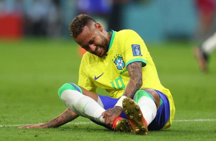 世界杯内马尔受伤「内马尔脚踝扭伤继续踢世界杯悬了」