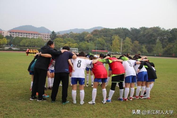 小学女足比赛「刚成立一年的女足首次参赛就获得了省校园足球联赛大学组第五」