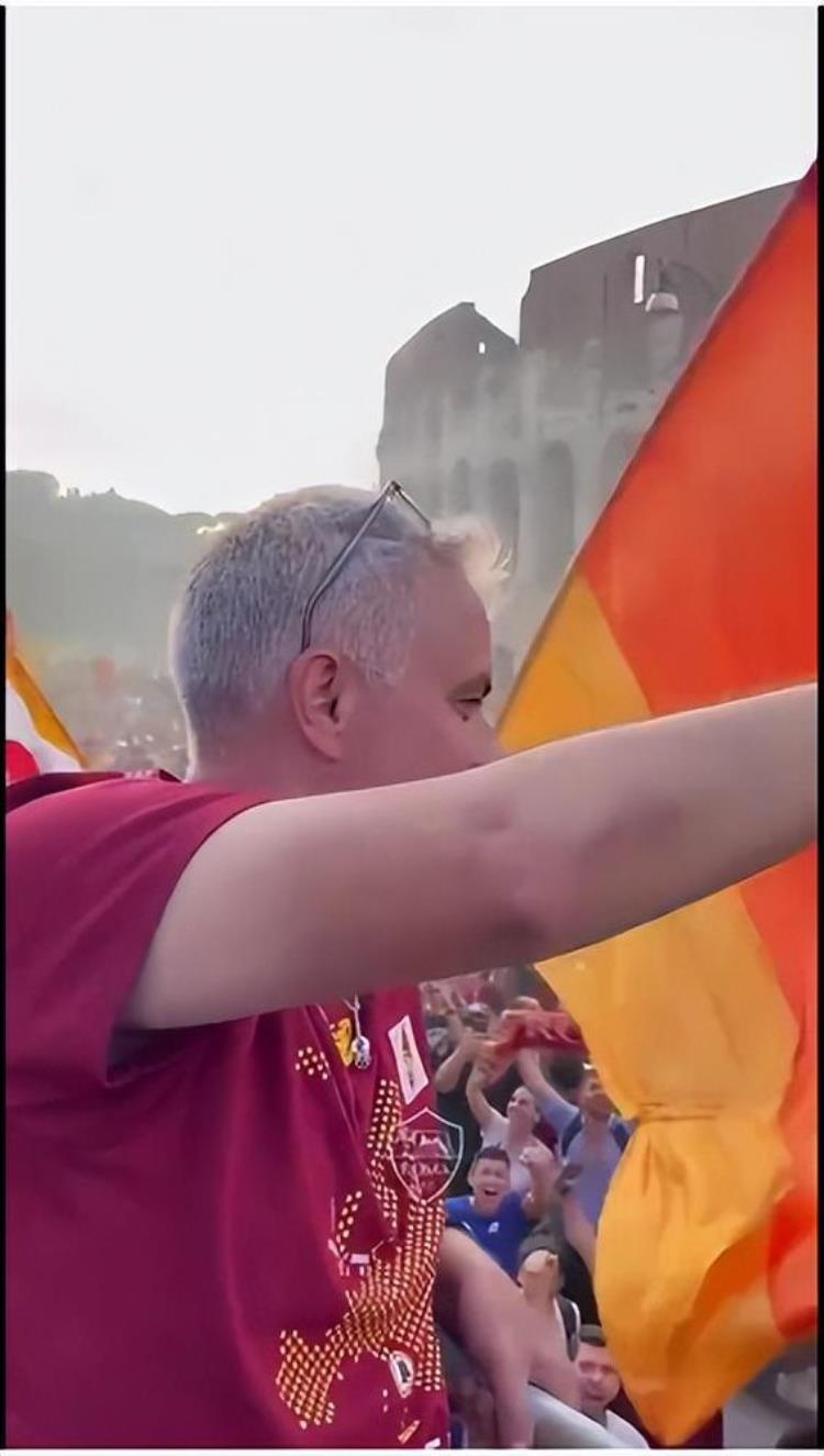 山呼海啸穆里尼奥在斗兽场外挥手致意意大利足球迎来复兴曙光
