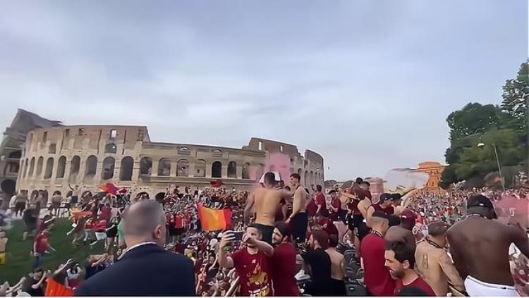 山呼海啸穆里尼奥在斗兽场外挥手致意意大利足球迎来复兴曙光