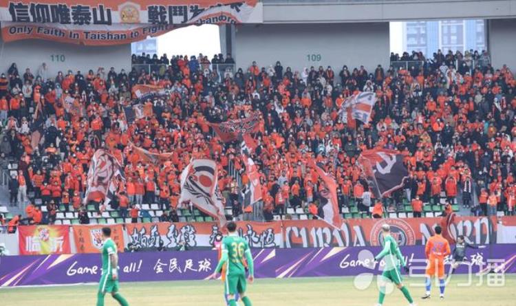 足球氛围浓郁「火爆的足球氛围回来了2万多名球迷点燃苏城冬日激情」