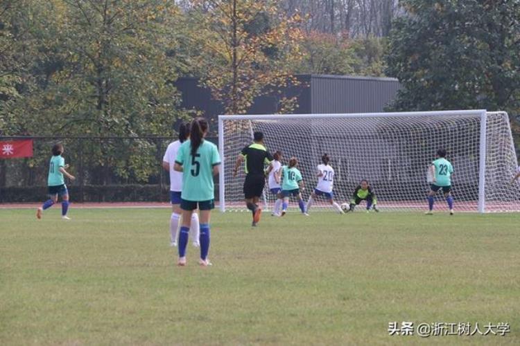 小学女足比赛「刚成立一年的女足首次参赛就获得了省校园足球联赛大学组第五」