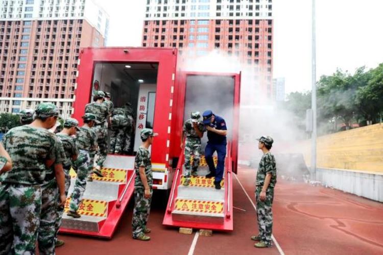 开学季|巴南消防走进重庆财经学院开展消防知识进军训活动