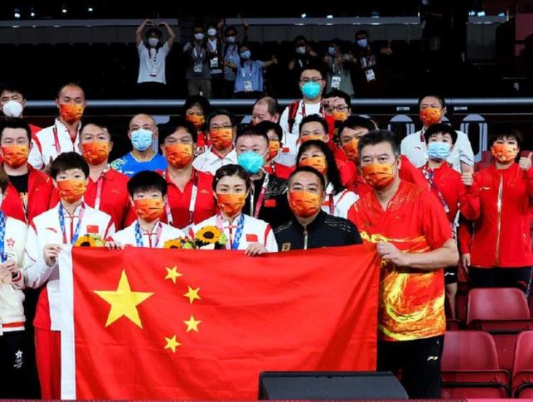 中国女乒团体夺冠后合影5人手拿国旗为何不见刘诗雯的身影