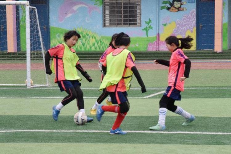 洛阳一农村小学女足队4年多夺冠14次9人成一二级运动员称要以女足队长王珊珊为榜样为国争光