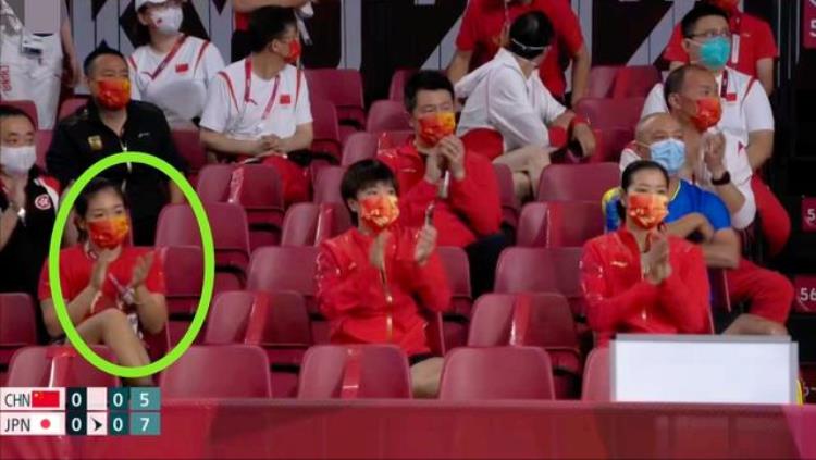 女乒团体为什么没有刘诗雯「中国女乒团体夺冠后合影5人手拿国旗为何不见刘诗雯的身影」