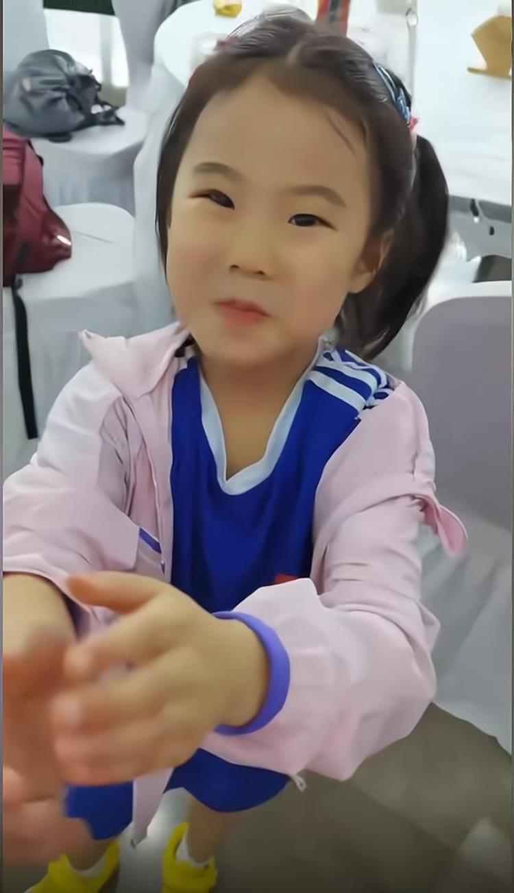 教养王楠6岁女儿军训生活曝光排队踮脚打饭吃干净送回餐具