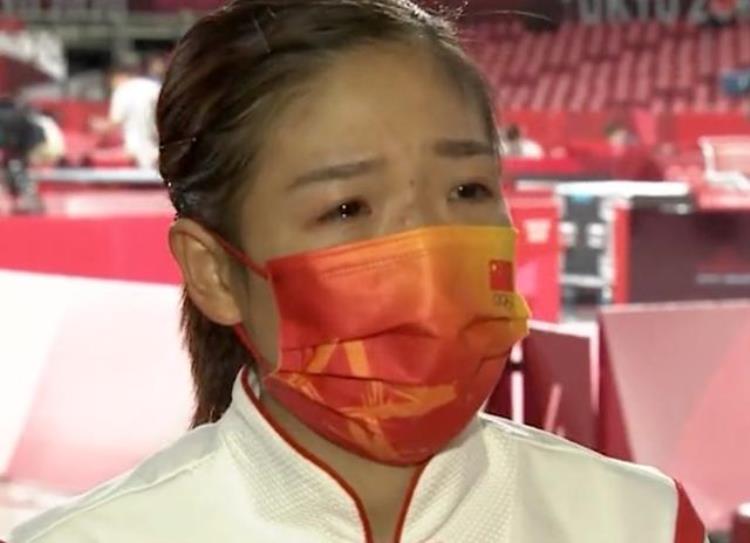 女乒团体为什么没有刘诗雯「中国女乒团体夺冠后合影5人手拿国旗为何不见刘诗雯的身影」