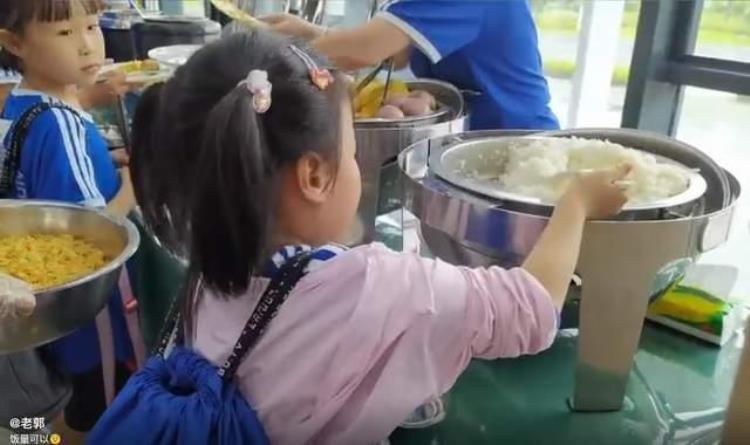 教养王楠6岁女儿军训生活曝光排队踮脚打饭吃干净送回餐具