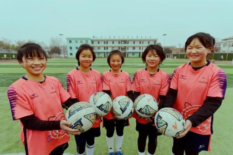 洛阳一农村小学女足队4年多夺冠14次9人成一二级运动员称要以女足队长王珊珊为榜样为国争光