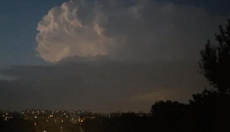 遇到狂风暴雨「前方高能深入体验雷暴云里最激烈的狂风暴雨是什么感受」