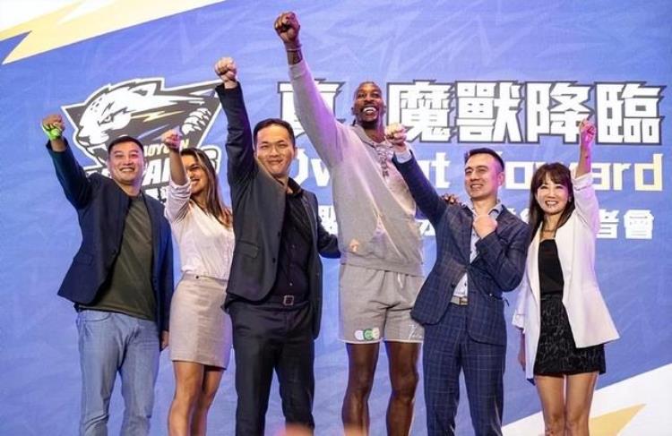 霍华德吃烤串「霍华德逛中国台湾夜市吃鸡屁股与1米78美女合影表现很绅士」