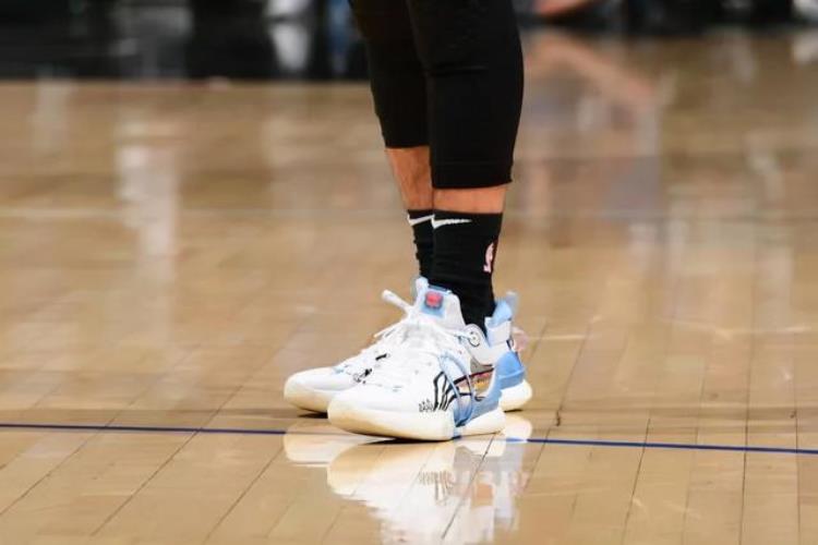 富尔茨在76人穿几号「NBA球员上脚富尔茨穿科比的战靴汤神偏爱低帮版球鞋」