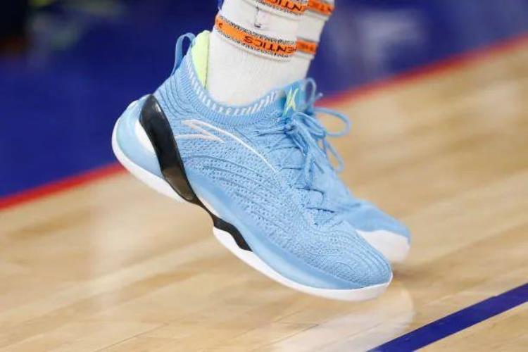 富尔茨在76人穿几号「NBA球员上脚富尔茨穿科比的战靴汤神偏爱低帮版球鞋」