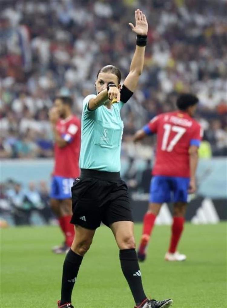 男足事件「男足世界杯赛场第一次有了女性主裁判法国人弗拉帕尔创造历史」