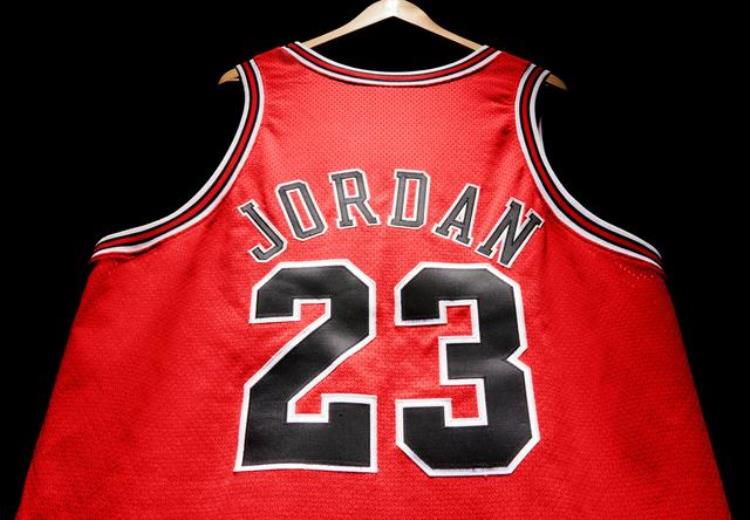 詹姆斯拿得分王「詹姆斯NBA历史得分王球衣能拍啥价乔丹球衣曾拍出千万美元」