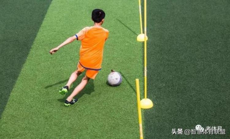 中考足球绕杆运球训练方法「中考体育足球运球绕杆知识点这份练习技巧请收好」