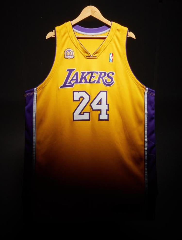 詹姆斯拿得分王「詹姆斯NBA历史得分王球衣能拍啥价乔丹球衣曾拍出千万美元」