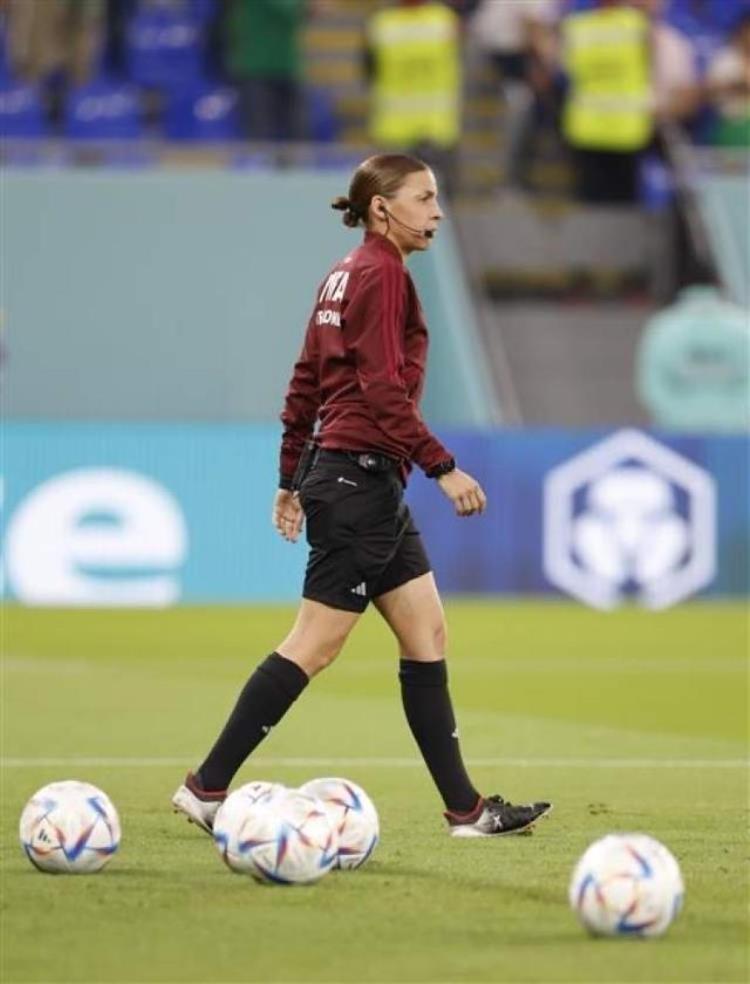 男足事件「男足世界杯赛场第一次有了女性主裁判法国人弗拉帕尔创造历史」