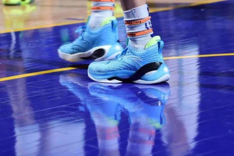 富尔茨在76人穿几号「NBA球员上脚富尔茨穿科比的战靴汤神偏爱低帮版球鞋」