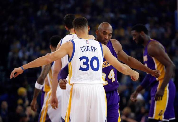 球迷悼念科比「NBA众星悼念科比库里回忆起一年前的今天」