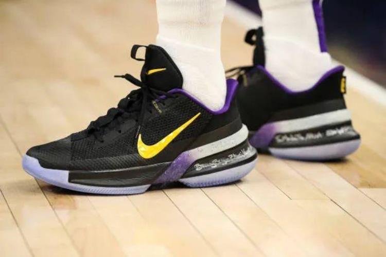 富尔茨在76人穿几号「NBA球员上脚富尔茨穿科比的战靴汤神偏爱低帮版球鞋」