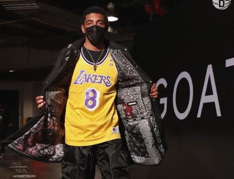 球迷悼念科比「NBA众星悼念科比库里回忆起一年前的今天」