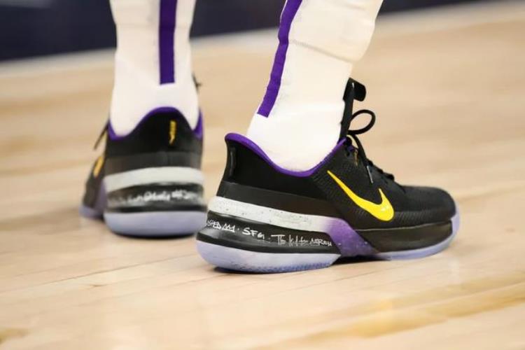 富尔茨在76人穿几号「NBA球员上脚富尔茨穿科比的战靴汤神偏爱低帮版球鞋」
